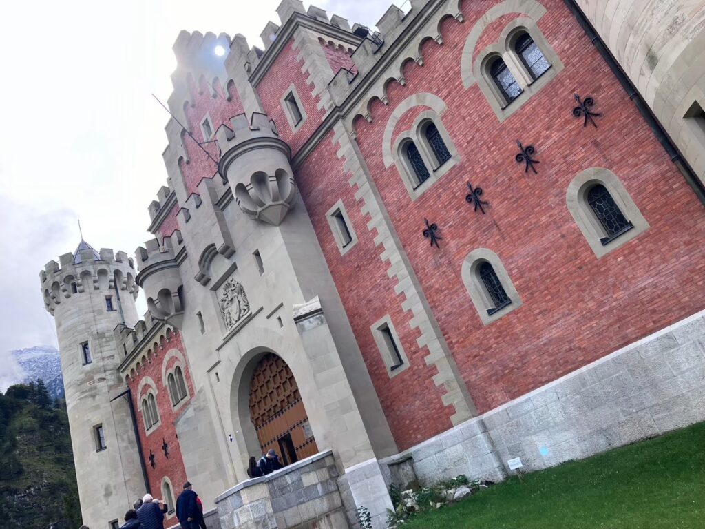 ノイシュバンシュタイン城　中庭入口