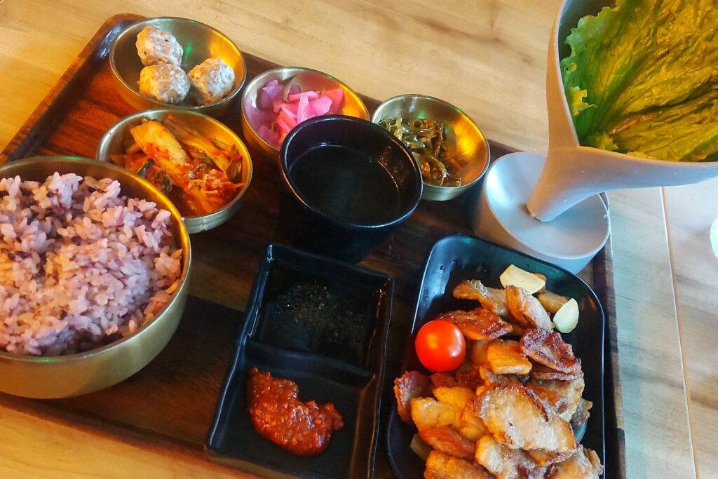 新大久保の韓国料理屋「LUNA」のサムギョプサル定食