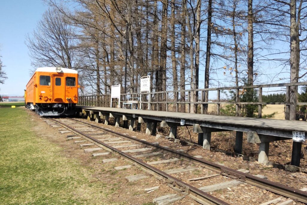 幸福駅のディーゼルカーとプラットホーム