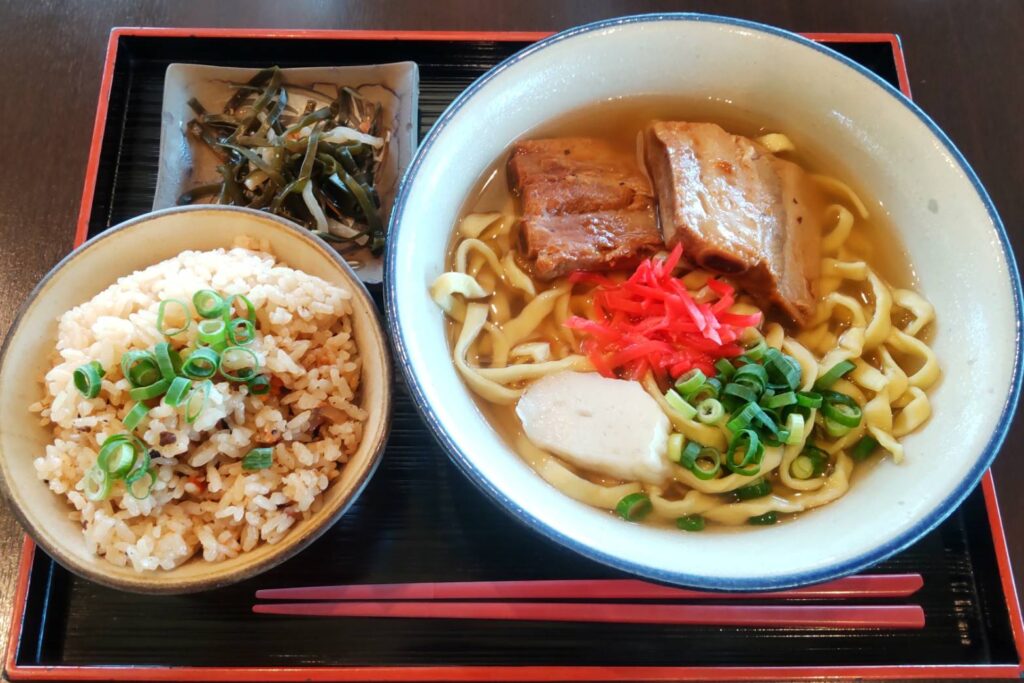 首里城のレストラン首里杜館のジューシーとソーキそば