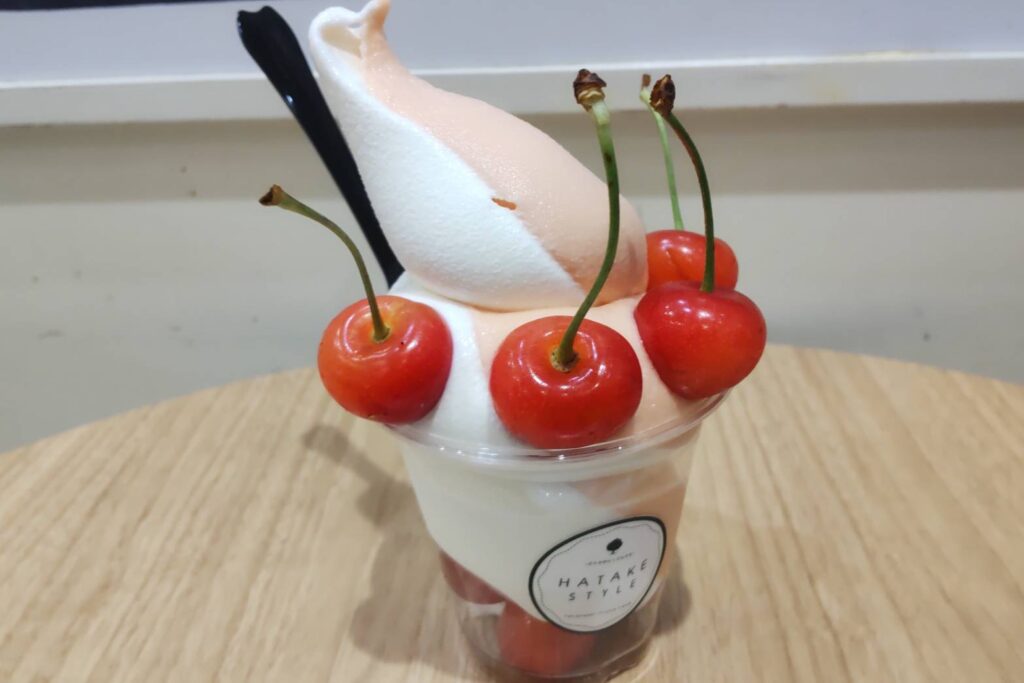山形駅ハタケスタイルのさくらんぼのソフトクリーム